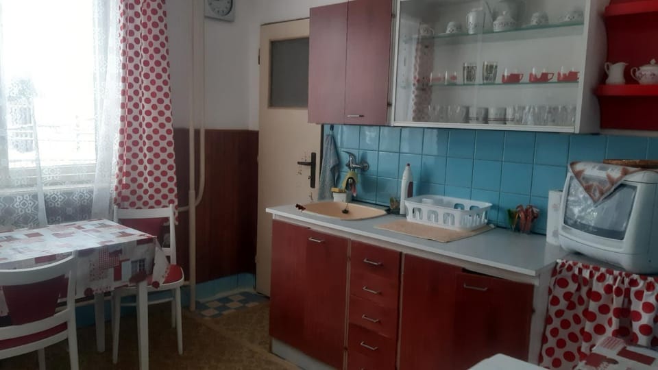 Kitchen or kitchenette, Seating area, Dining area