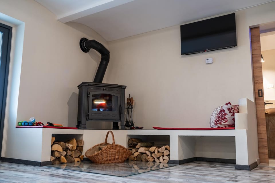 TV and multimedia, Seating area, fireplace
