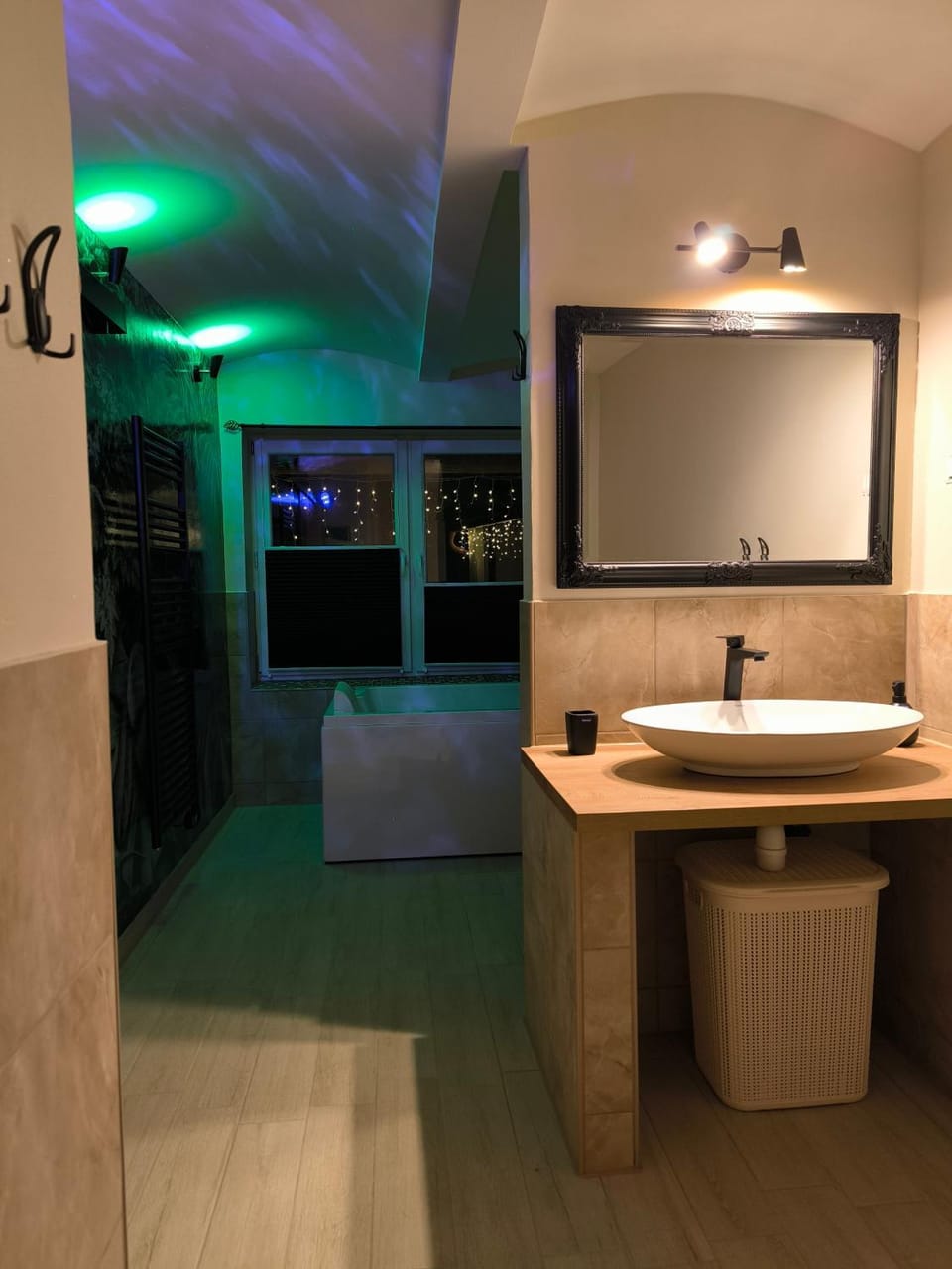 Hot Tub, Bathroom
