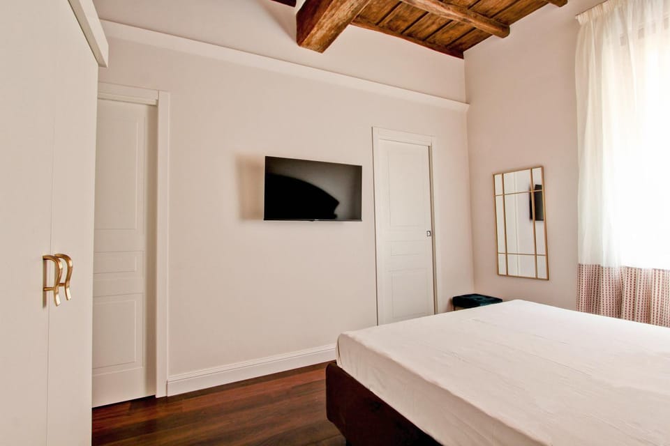 Bed, TV and multimedia, Photo of the whole room, Bedroom