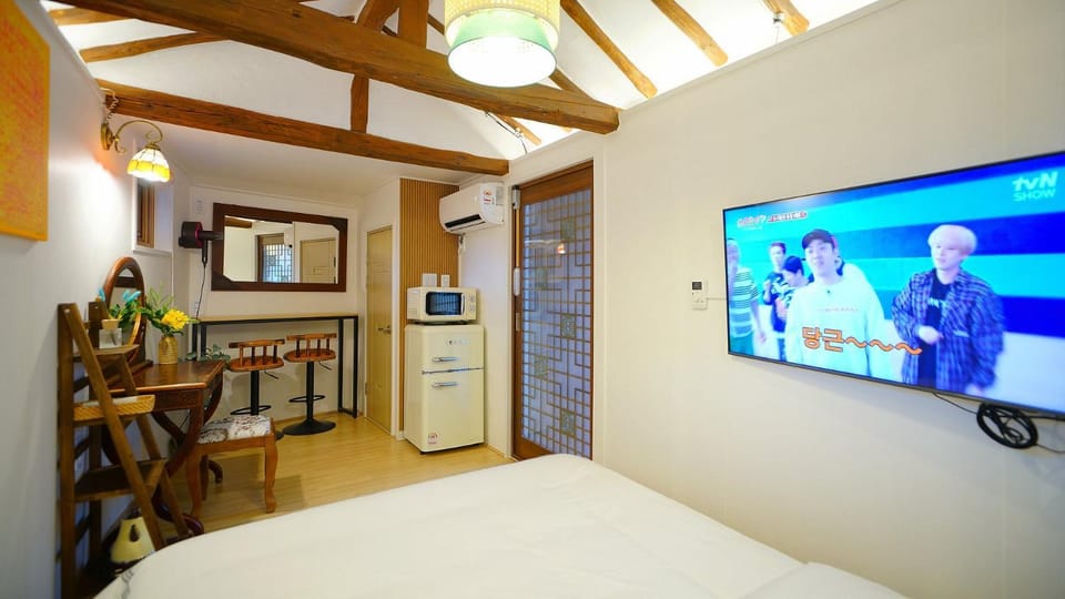 Communal lounge/ TV room, Dining area, minibar, oven