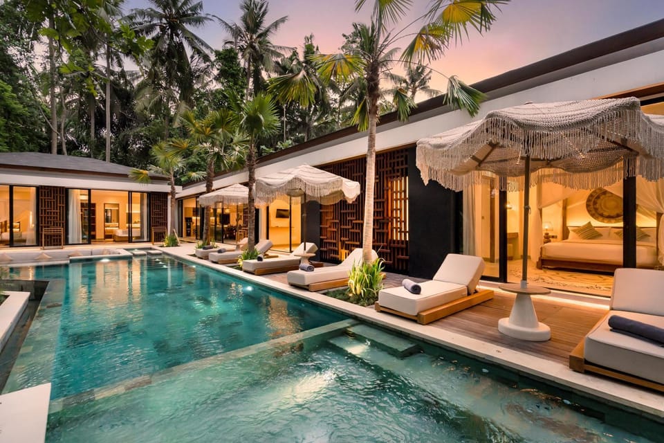 Property building, Garden, Living room, Seating area, Garden view, Pool view, Swimming pool, sunbed