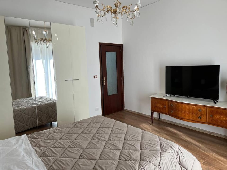 Bed, TV and multimedia, Photo of the whole room, Bedroom