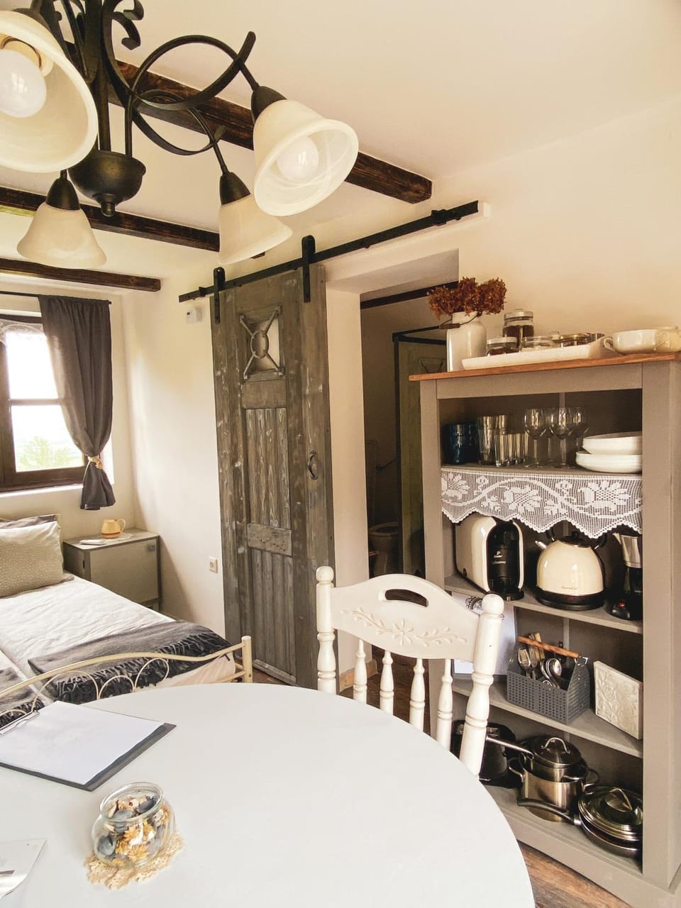 Bed, Photo of the whole room, Dining area