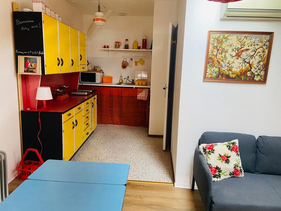 Kitchen or kitchenette, Living room, Seating area, minibar, pet friendly, stove