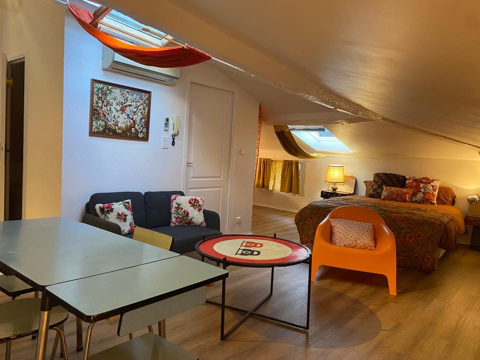 Bed, Living room, Photo of the whole room, Dining area