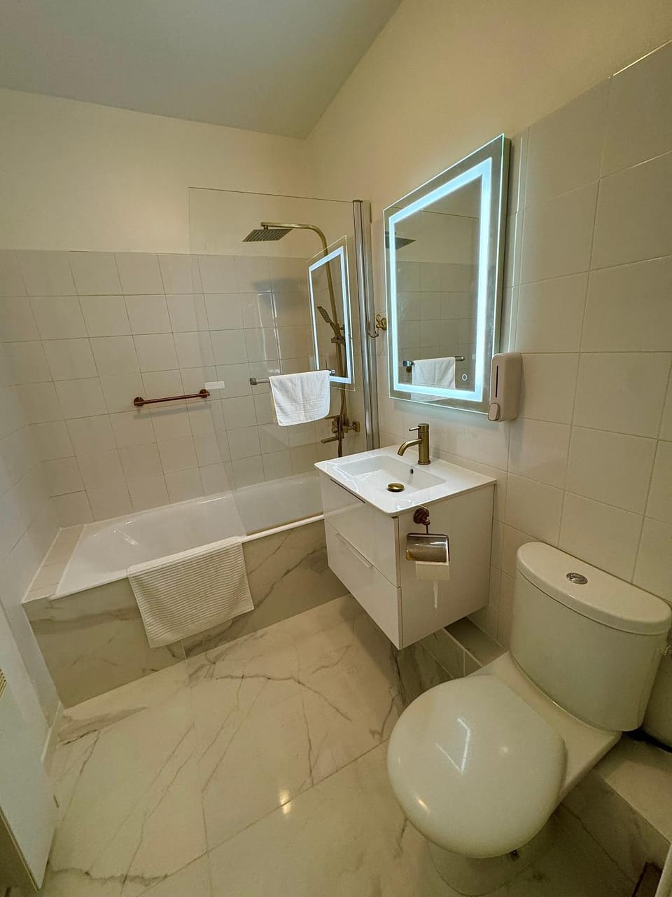 Shower, Toilet, Bathroom, Bath, towels