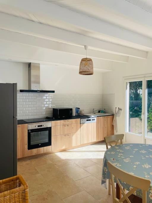 Kitchen or kitchenette, Dining area, dishwasher, minibar, pet friendly, stove