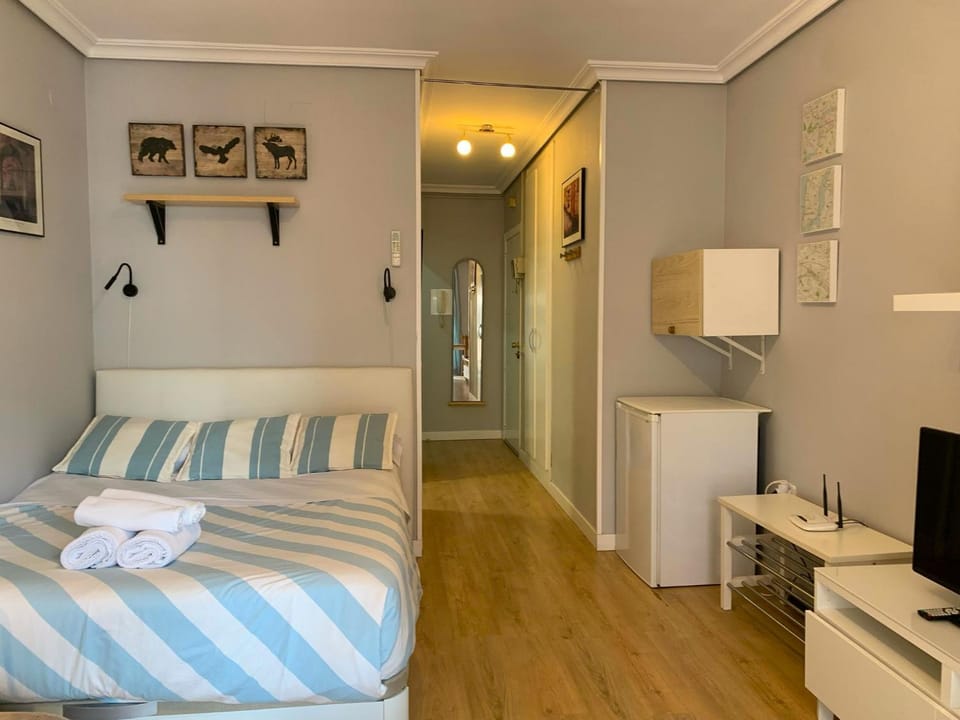 Bed, Living room