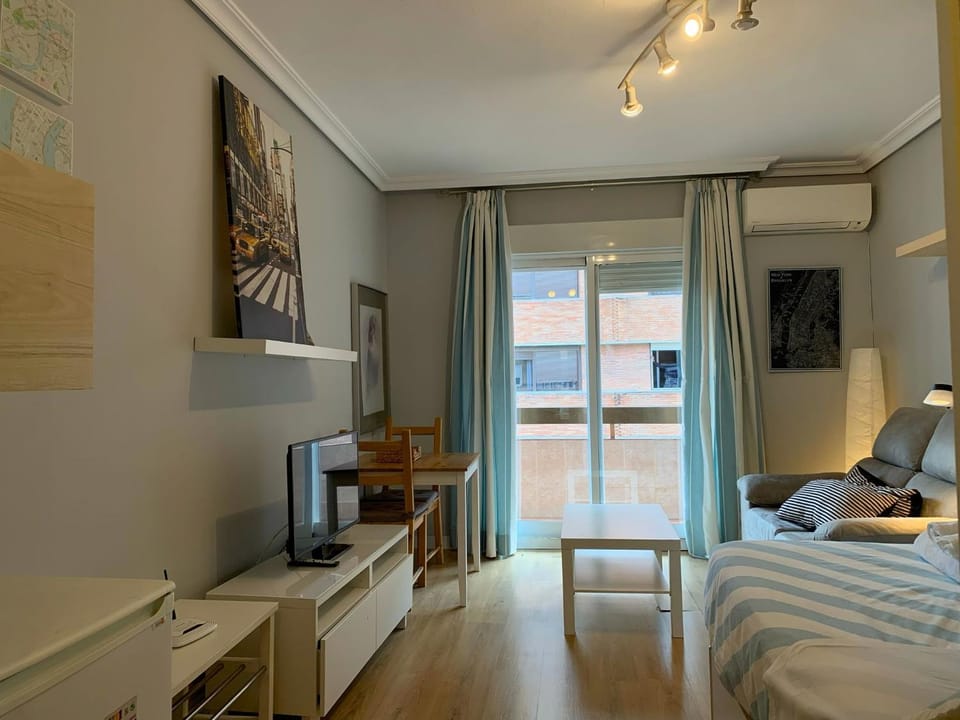 Bed, TV and multimedia, Living room