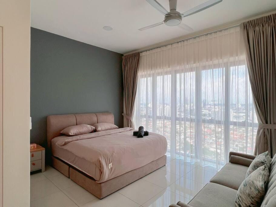 Bed, Living room, Photo of the whole room, Seating area, Bedroom, fireplace