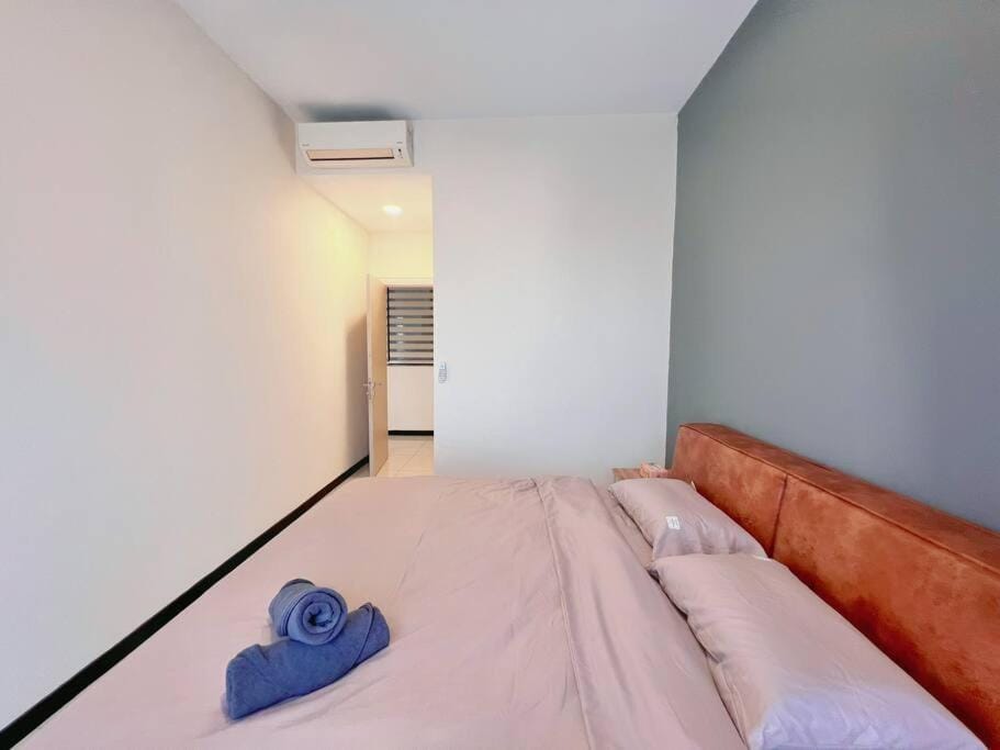 Bed, Photo of the whole room, Bedroom, towels, air conditioner