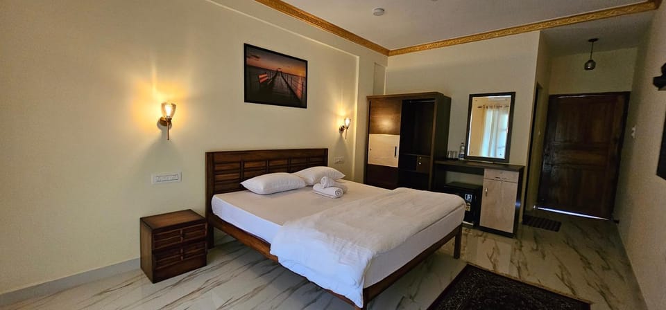 Bed, Photo of the whole room, towels, wardrobe