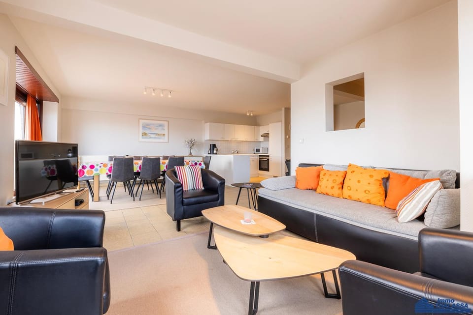 TV and multimedia, Kitchen or kitchenette, Living room, Seating area, Dining area
