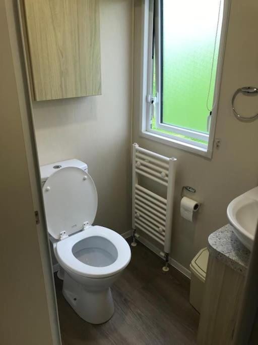 2 Bedroom Caravan Porth Newquay Bay Resort Newquay Cornwall WIFI Decking Apartment in England