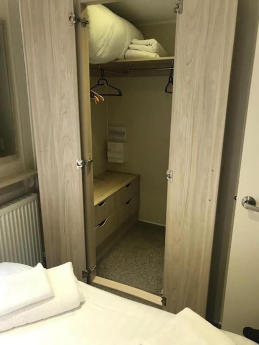 2 Bedroom Caravan Porth Newquay Bay Resort Newquay Cornwall WIFI Decking Apartment in England