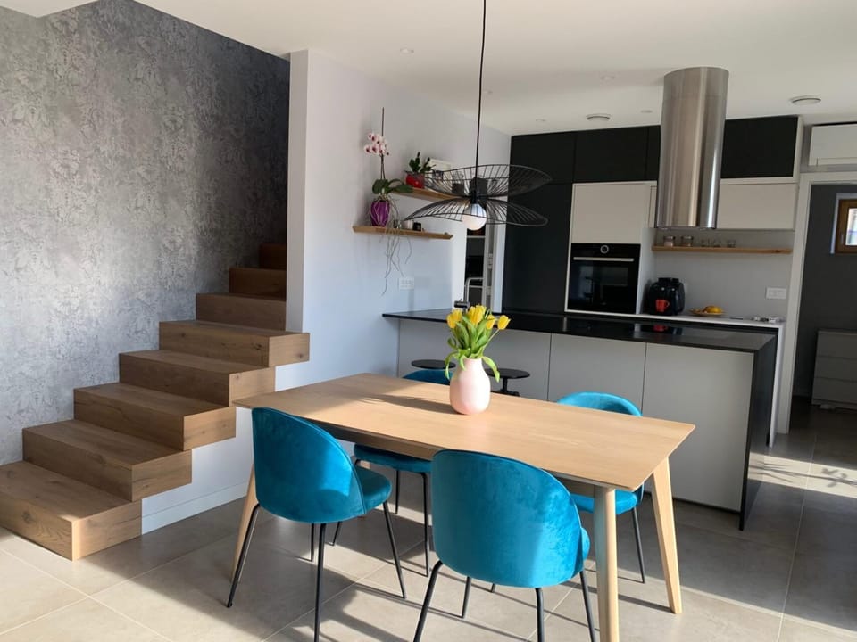 Kitchen or kitchenette, Dining area