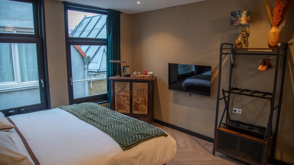 Bed, TV and multimedia, Bedroom