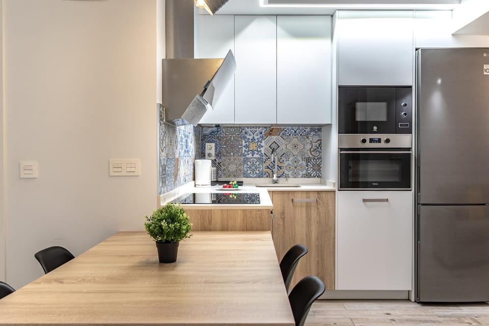 Kitchen or kitchenette, dishwasher, minibar