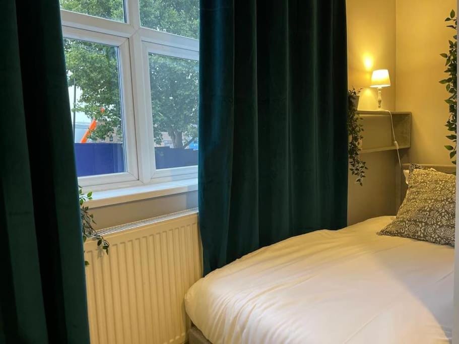 Single Bright Studio Flat in King's Cross Apartment in London Borough of Islington