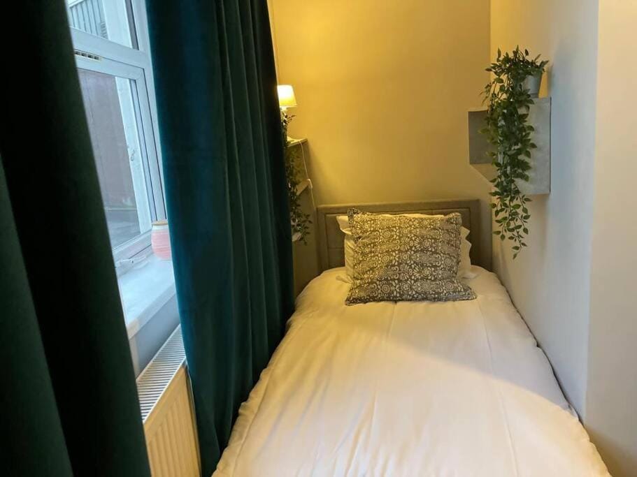 Single Bright Studio Flat in King's Cross Apartment in London Borough of Islington