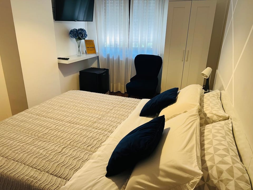 Bed, TV and multimedia, Photo of the whole room, Bedroom, wardrobe