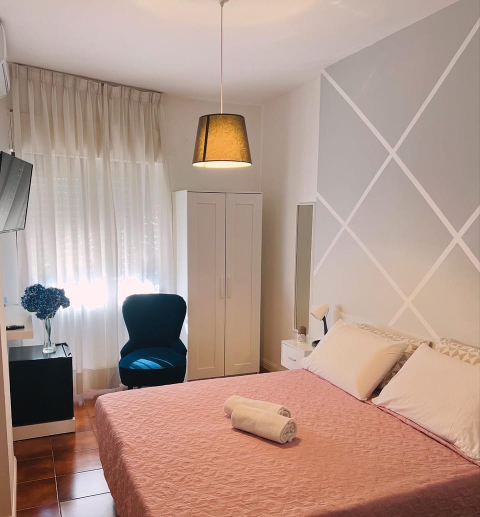 Bed, TV and multimedia, Photo of the whole room, Bedroom, wardrobe