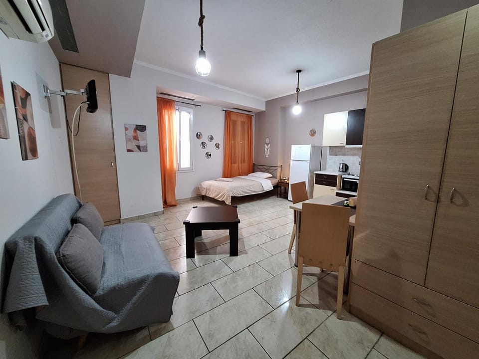 Bed, TV and multimedia, Kitchen or kitchenette, Dining area, oven, air conditioner