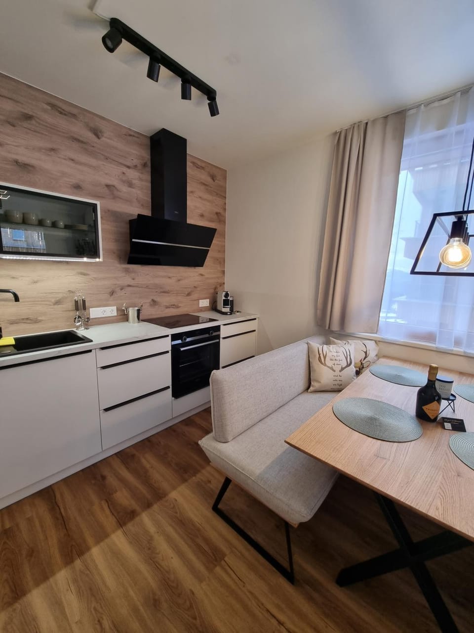 Kitchen or kitchenette, Seating area, Dining area, pet friendly, stove, toaster