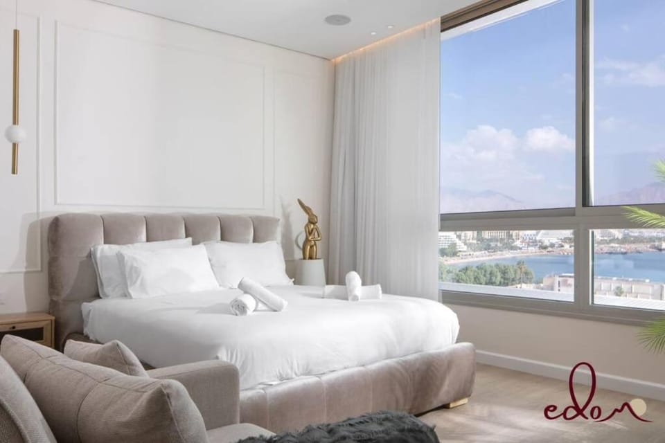Bed, towels