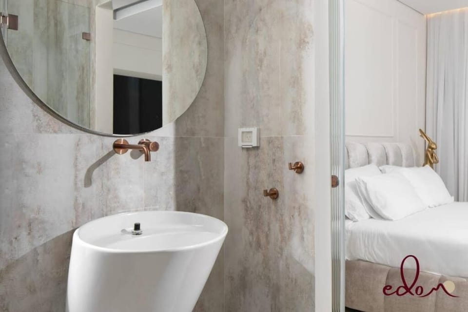 Bed, Bathroom