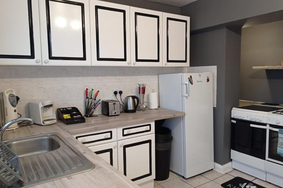 House - Sleeps 8 - Garden - Parking House in London