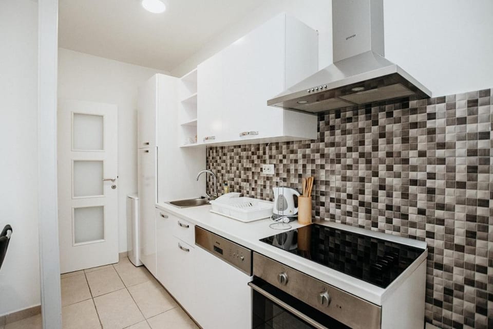 Kitchen or kitchenette, dishwasher, pet friendly, stove