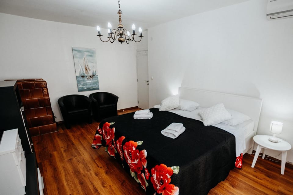 Bed, Bedroom, towels, air conditioner