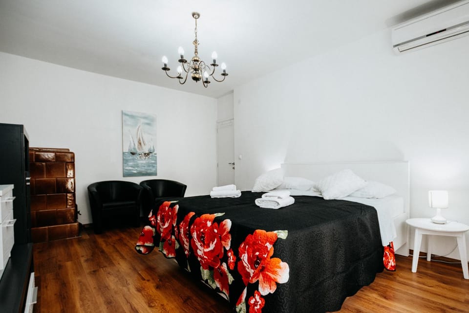 Bed, Bedroom, towels, air conditioner