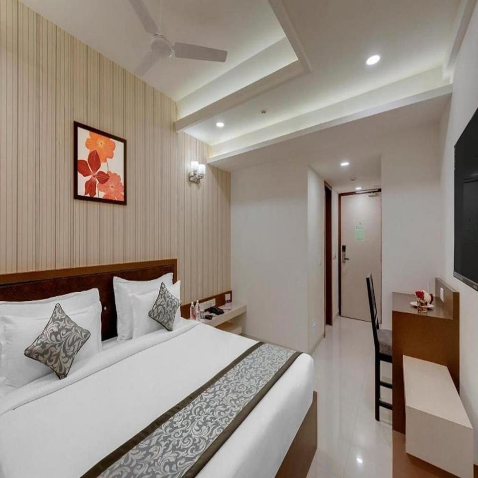 Bed, TV and multimedia, Living room, Photo of the whole room, Seating area, Bedroom