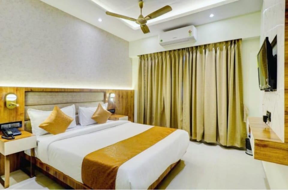 Communal lounge/ TV room, Bed, Property logo or sign, TV and multimedia, View (from property/room), Living room, Photo of the whole room, Bedroom, City view, Landmark view, Family, fireplace, VIP, air conditioner