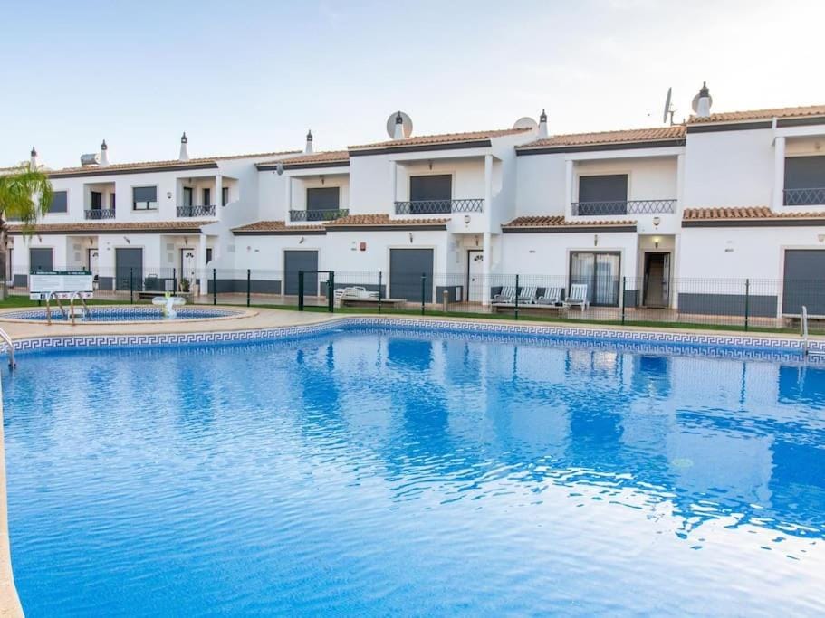 Property building, Swimming pool, sunbed
