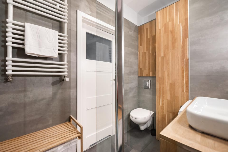 Shower, Toilet, Bathroom, towels