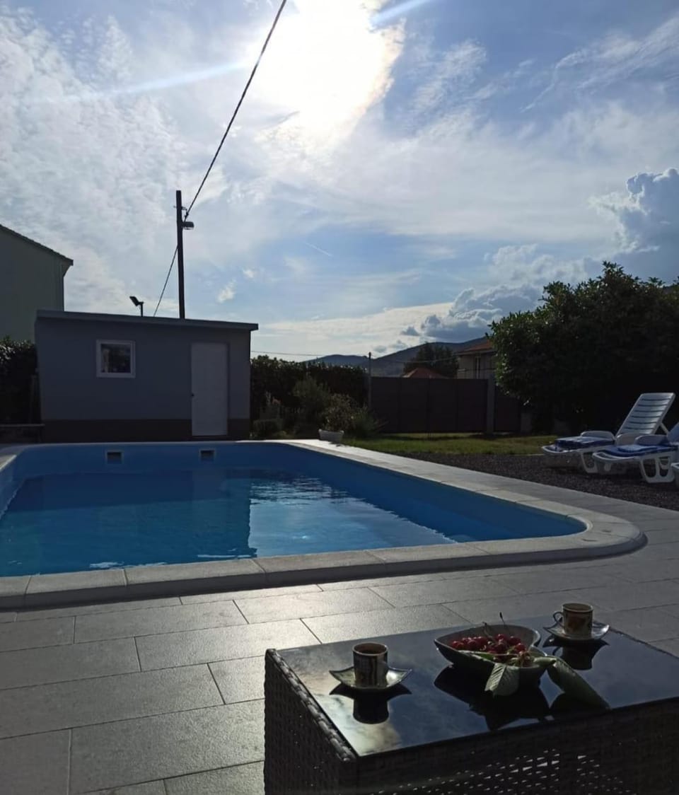 Pool view, Swimming pool, sunbed