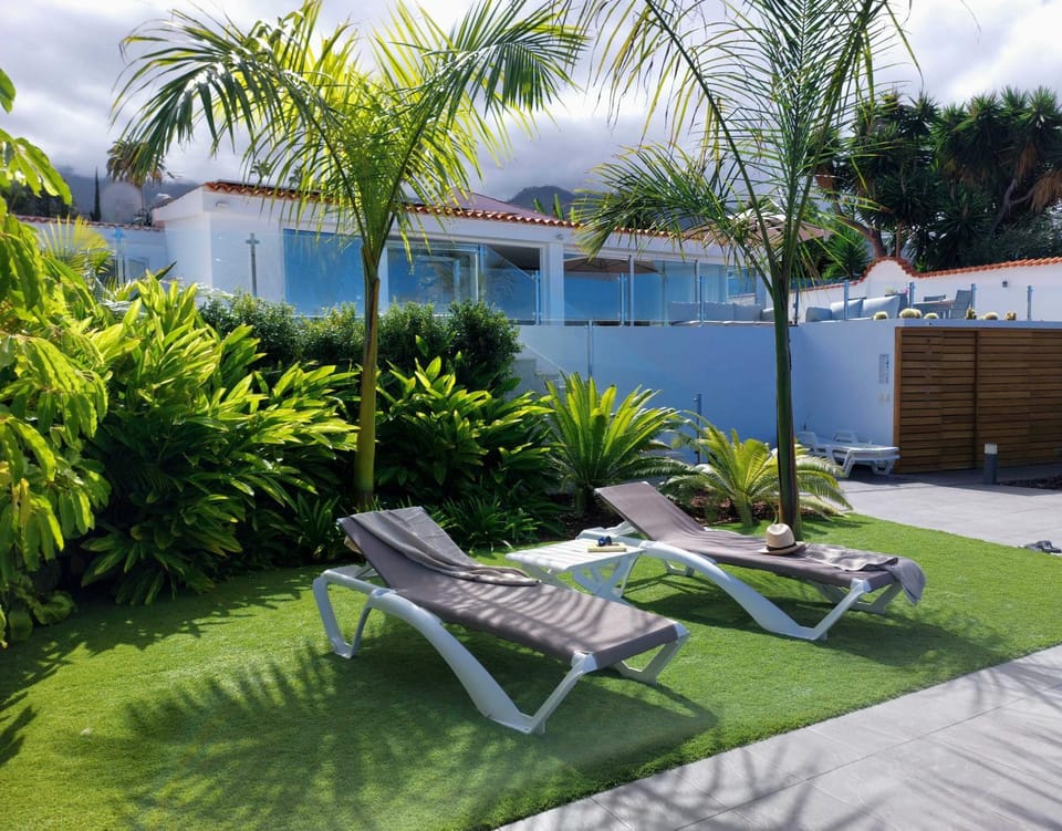 Property building, Garden, Balcony/Terrace, Swimming pool, sunbed