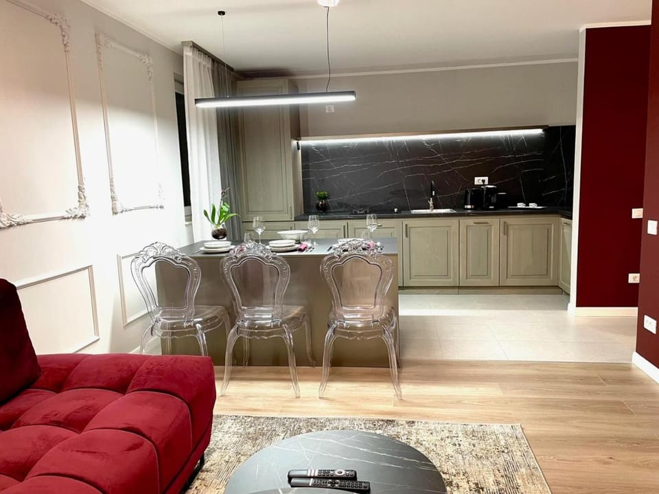Kitchen or kitchenette, Dining area