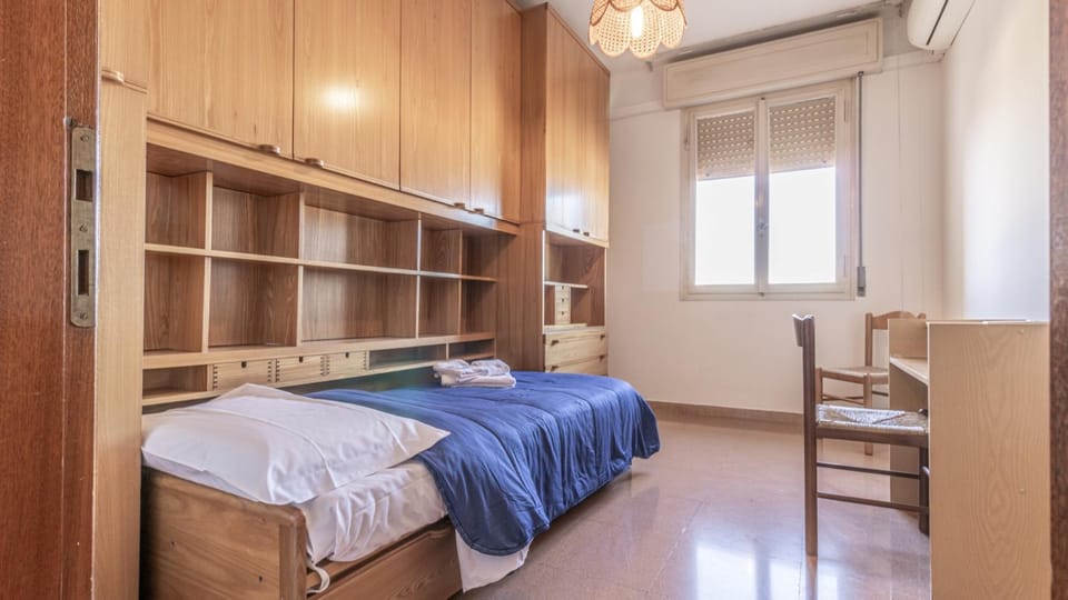 Bed, Day, View (from property/room), Photo of the whole room, Bedroom, towels, wardrobe, air conditioner
