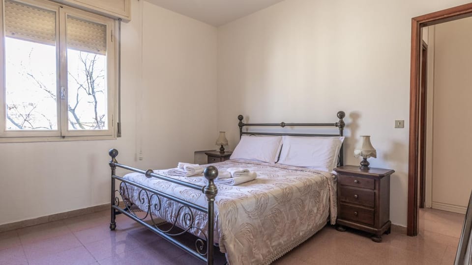 Bed, View (from property/room), Photo of the whole room, Bedroom, Inner courtyard view, towels