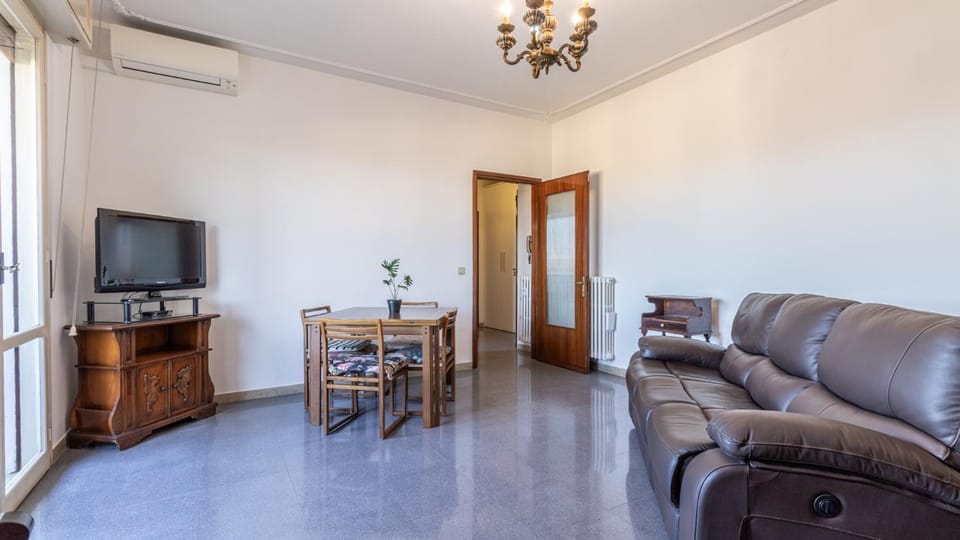 Communal lounge/ TV room, TV and multimedia, View (from property/room), Living room, Seating area, Dining area, heating, air conditioner