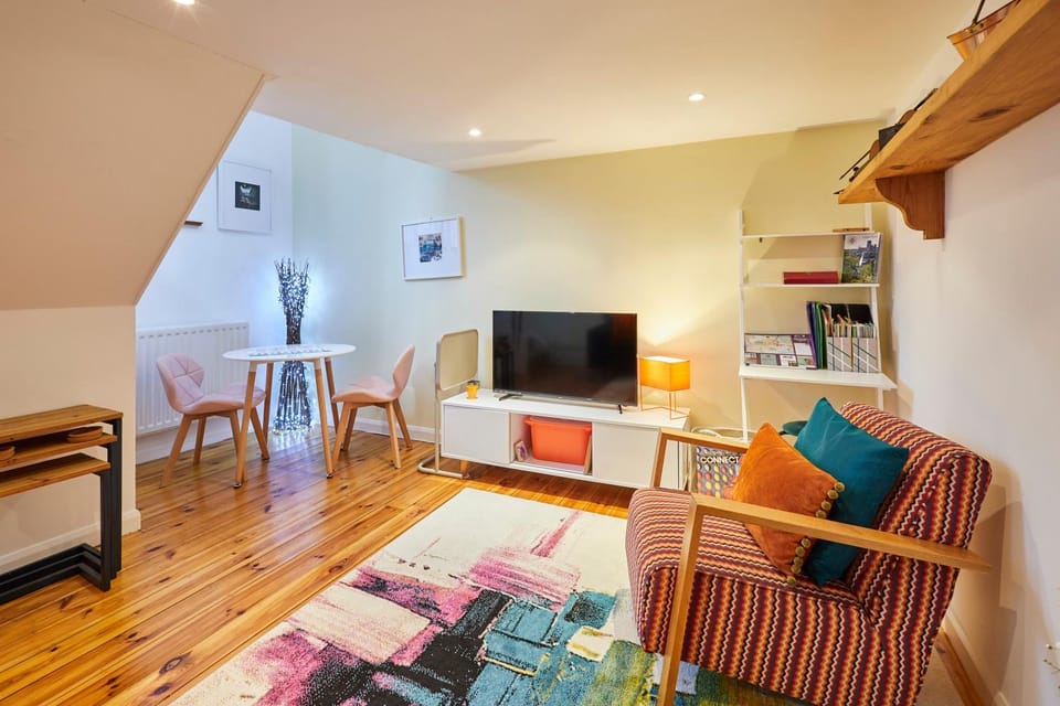 TV and multimedia, Living room, Seating area, Dining area