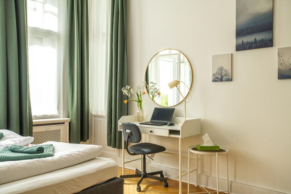 KAISER 02 by ROCKCHAIR Apartments l SUPERHOST Status l 3 Bedrooms Boxspringbeds 2 Bathrooms l Cozy Family & Business Flair 155 sqm 3 Balcony 2nd Floor Elevator up to 10 guests welcomes you! Apartment in Berlin