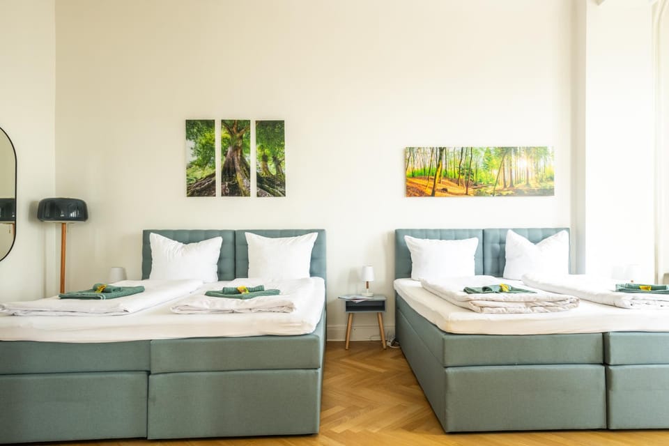 KAISER 02 by ROCKCHAIR Apartments l SUPERHOST Status l 3 Bedrooms Boxspringbeds 2 Bathrooms l Cozy Family & Business Flair 155 sqm 3 Balcony 2nd Floor Elevator up to 10 guests welcomes you! Apartment in Berlin