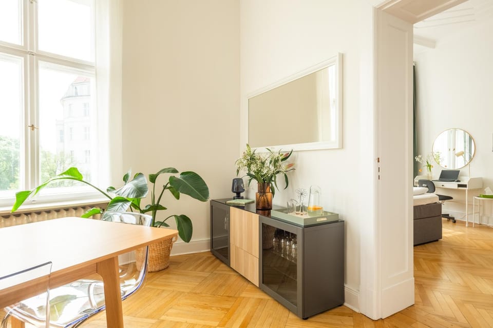 KAISER 02 by ROCKCHAIR Apartments l SUPERHOST Status l 3 Bedrooms Boxspringbeds 2 Bathrooms l Cozy Family & Business Flair 155 sqm 3 Balcony 2nd Floor Elevator up to 10 guests welcomes you! Apartment in Berlin