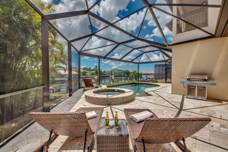 CoralVilla Regency - luxury villa with charme, pool, spa, gulf access Villa in Cape Coral